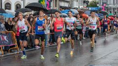 Marc Tortell, primero por la izquierda, se llev� el esprint final de la prueba masculina ante el donostiarra Mart�n Segurola y el viveirense Adri�n Ben