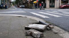 Bolardo y restos del banco derribado sobre la acera en el cruce de las calles Alcalde Usero y Pontevedra, tras el accidente ocurrido�en la ma�ana de este martes.