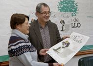 Maricarmen Freire y Evencio Ferrero, ayer,  con el cartel. 