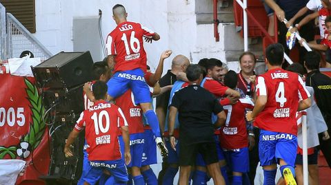El Sporting festeja un gol en casa.Los jugadores del Sporting celebran en El Molin�n
