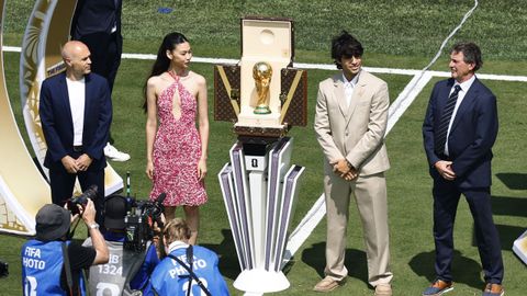 Carlos Alcaraz y a la actriz coreana Hoyeon Jung fueron los encargados de custodiar el ic�nico ba�l de Louis Vuitton que resguardaba el trofeo oficial del Mundial