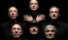 Imagen promocional del concierto por el 40 aniversario con Alberto Comesa&ntilde;a, con las manos cruzadas bajo la cara