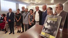 Fernando Castro (cuarto pola esquerda) recolleu o Premio Galaxia 75 anos acompañado polo xurado e directivos de Galaxia