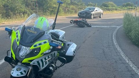 El accidente se produjo tras chocar contra un turismo