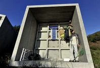 Santiago aprovecha ahora la zona cubierta que tiene el pante�n para dormir.