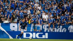 Dani Calvo, con el Fondo Norte detr�s, durante el Oviedo-Andorra