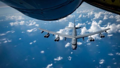 Fotograf�a tomada de la cuenta oficial en la red social X del Comando Sur de las Fuerzas A�reas de los Estados Unidos que muestra un bombardero de largo alcance B-52H del equipo de la base a�rea Minot realizando una demostraci�n de ataque el 24 de noviembre en el Mar Caribe.