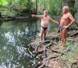 Jos� Manuel Gonda (izquierda) y Eduardo �O Rianxo�, los ba�istas que colaboraron en el rescate, acuden desde hace a�os pr�cticamente a diario a la zona de Vilanova durante el buen tiempo. 