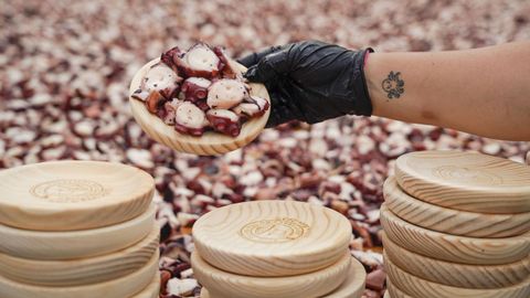 O Carballiño bate el récord de la tapa de pulpo más grande del mundo