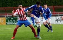 El centrocampista cercedense Agull� disputa un bal�n a Santi, ambos salieron lesionados. 