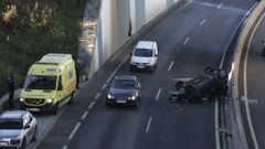 Coche volcado en la glorieta inferior de Marineda City 