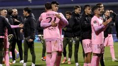 La plantilla del Celta, aplaudiendo y felicit�ndose despu�s de encadenar el quinto triunfo consecutivo.