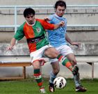 Juan Pablo trata de quitarle el bal�n a un jugador del Xallas.