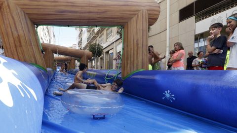 HINCHABLES DE AGUA Y UN SUPER TOBOGAN POR LAS COMPRAS HECHAS  EN COMERCIOS DE LA  ASOCIACION DE EMPRESARIOS DE RIBEIRA