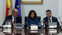 La vicepresidenta primera del Gobierno, Carmen Calvo, acompa�ada hoy por el subsecretario de la Presidencia, Antonio Hidalgo (izquierda), y el jefe de Gabinete de la Presidencia, Iv�n Redondo