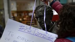 Un cartel con acusaciones contra Woody Allen cuelga durante una manifestaci�n contra la violencia de g�nero 