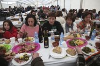 Cientos de raciones se sirvieron el pasado domingo en la carpa de la XVIII Festa do Lac�n. 