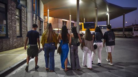 Un grupo de adolescentes cogiendo el autobs en Cambados a las 22.00 horas para ir a la movida de Sanxenxo.