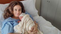 La concejala de PP de Vilanova, Nuria Morgade, este mi�rcoles con su beb� Alejandro