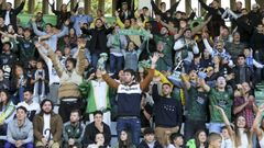 Aficionados animando al Racing frente al C�rdoba en A Malata durante esta campa�a.