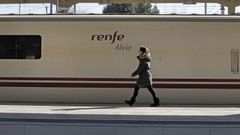 Un tren Alvia en la estaci�n de Monforte de Lemos