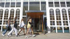 En la imagebn de archivo, alumnos accediendo a la Facultad de Humanidades y Documentaci�n a principios de este curso