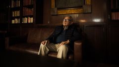 Modesto PI�eiro, en la biblioteca del Liceo de Ourense