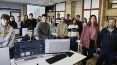 Alumnos que cursan el ciclo superior de Edificacin en el IES Torrente Ballester de Pontevedra, con dos profesores (a la derecha)