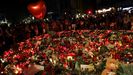 Velas y flores en recuerdo a las victimas en las Ramblas.