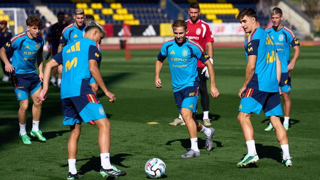 Ferm&iacute;n, en el centro de la imagen, en el entrenamiento de la selecci&oacute;n espa&ntilde;ola de este jueves.