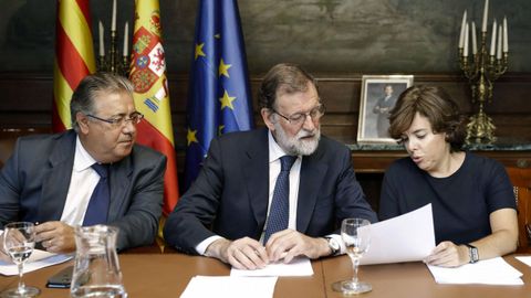 El presidente del Gobierno, Mariano Rajoy, junto al ministro del Interior, Juan Ignacio Zoido, y la vicepresidenta, Soraya Senz de Santamara, durante la reunin con responsables de las Fuerzas de Seguridad del Estado