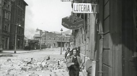 Civiles huyendo por la calle Ura durante un bombardeo del ejrcito republicano a la Estacin de Ferrocarril del Norte. Oviedo, 1936