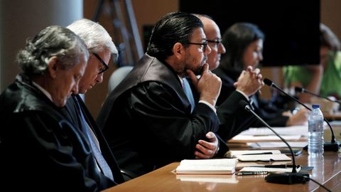 El exsecretario de la fundaci�n Jos� Luis Rebollo (c), que se defiende a s� mismo ante la Secci�n Tercera de la Audiencia Provincial, que acoge hoy la lectura de los informes relativos al juicio por el caso Niemeyer, en torno a las presuntas irregularidades contables en la etapa de Natalio Grueso (i) como director general del complejo cultural avilesino.