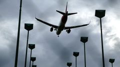 Imagen de archivo de un avi�n aterrizando en Alvedro un d�a con cielos cubiertos de nubes