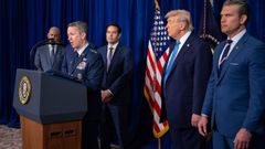 De izquierda a derecha, Stephen Miller (asesor del presidente), John Ratcliffe (director de la CIA, detr�s de Caine), los secretarios Marco Rubio y Pete Hegseth, con Trump en medio, mientras el general Dan Caine aporta detalles de la operaci�n Resoluci�n Absoluta