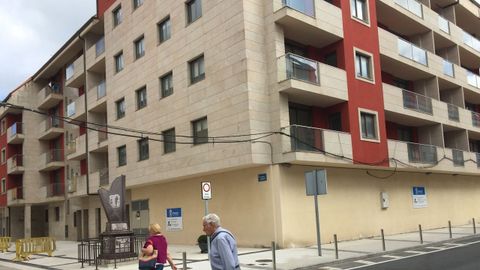 Edificio de la calle Convento, en Cedeira, donde se venden 16 viviendas