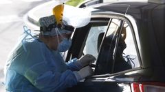 Personal sanitario realiza pruebas PCR en el covidauto del Chuac