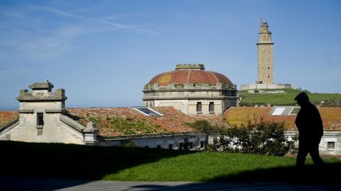 Vista de la crcel de A Corua con la torre de Hrcules de fondo. 