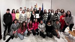 Juan Carlos Serrano (en el centro de la fotograf�a), presidente de la Casa de Galicia en Madrid con un grupo de alumnos de la EFA Pi�eiral que asistieron all� a varias de las charlas t�cnicas y ponencias programadas dentro de las actividades de su semana formativa en la capital. 