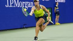 J�ssica Bouzas, intentando devolver una bola en su partido de principios de septiembre frente a Elena Rybakina en el US Open de Nueva York.