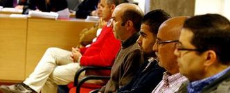 El-Omari (derecha), para quien el fiscal pide siete a�os de prisi�n, y los otros seis procesados que son juzgados en la Audiencia.