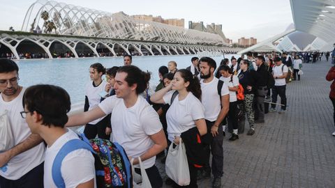 Miles de voluntarios se concentran en la Ciudad de las Artes de Valencia desde donde se coordina la ayuda