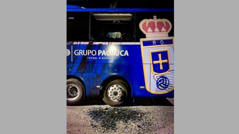 El autobs del Real Oviedo tras el ataque sufrido en vila