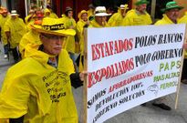 Manifestaci�n de afectados por las preferentes en las calles de Ferrol, ante los bancos.