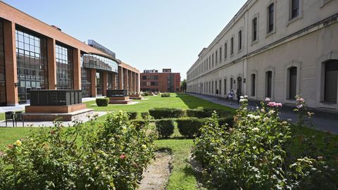 El campus de Getafe cuenta con grandes praderas entre los edificios universitarios.