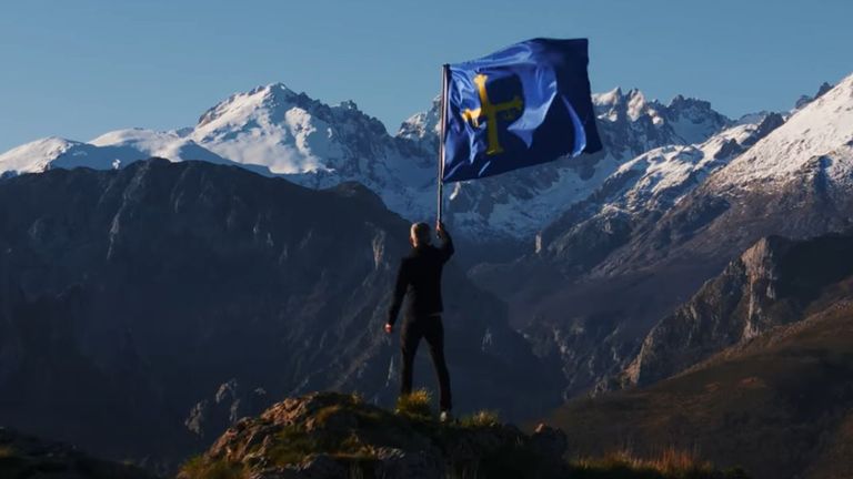 Bandera de Asturias.Uno de los fotogramas del v�deo en el que se aprecia la bandera de Asturias