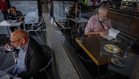 Dentro y en la terraza, en un bar de A Corua