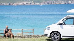 Veraneantes de todo tipo en los aparcamientos de las playas