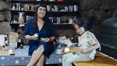 Clara con su hijo mostrando las velas elaboradas en su taller de Castrelo de Mio