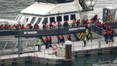 Un grupo de migrantes desembarcando en el puerto de Dover, el pasado 17 de agosto.